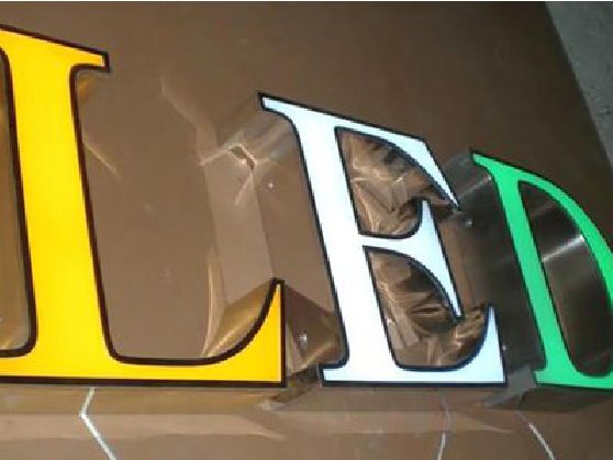 云龙介绍LED招牌的基础知识。